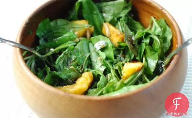 Salada De Pêssego Com Queijo Azul E Amêndoas Torradas