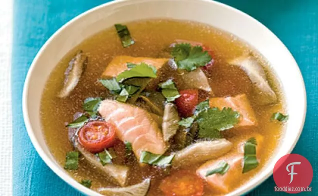 Sopa quente e azeda com salmão e cogumelos ostra