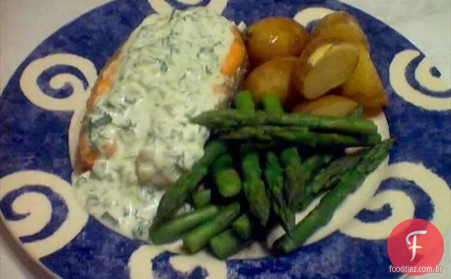 Filetes de salmão banhados em alho