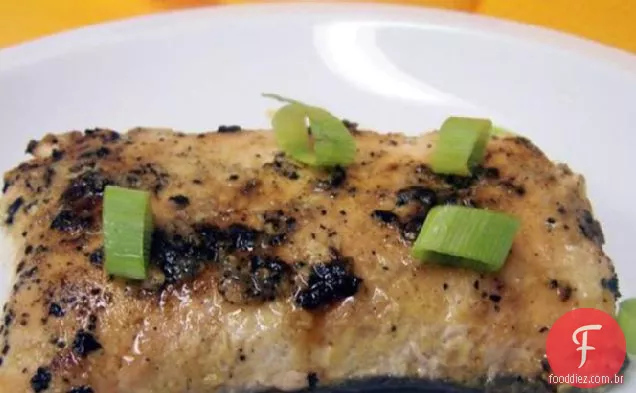 Mostarda de mel salmão grelhado ou bifes de atum
