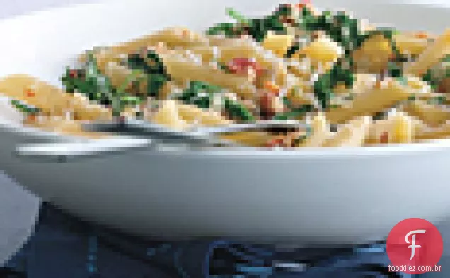 Penne com tomates secos ao sol e rúcula