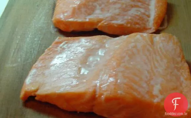 Salmão assado em cedro com molho de lagosta