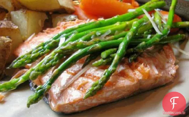 Espargos e salmão com alho grelhado