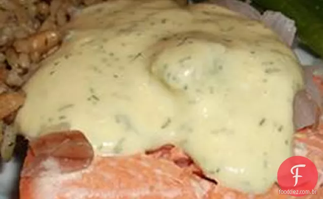 Salmão escalfado rápido com molho de mostarda de endro
