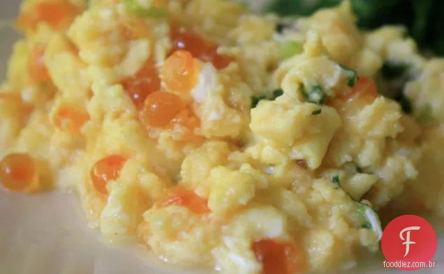 Ovos mexidos com ovas de salmão