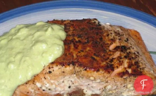 Salmão Com Molho Cremoso De Abacate
