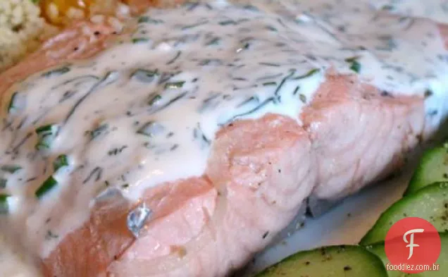Salmão mergulhado com cebolinha e molho de endro