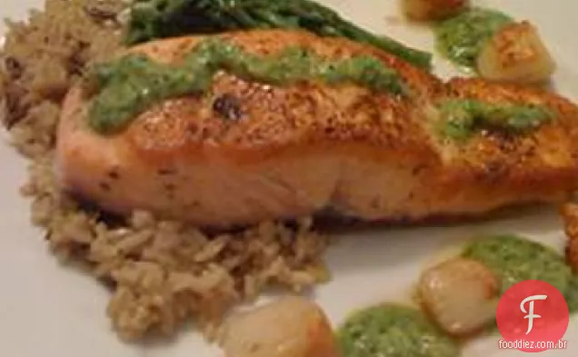 Pan Seared salmão e vieiras com macadâmia-pesto de coentro