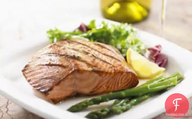 Salmão grelhado com limão e gengibre