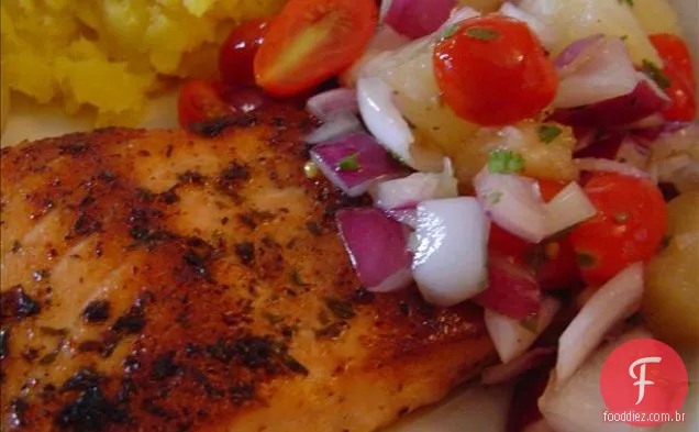 Salmão Cajun Grelhado Com Tomate Abacaxi Salsa
