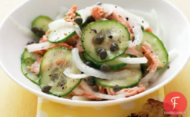 Salada de cebola e pepino com salmão