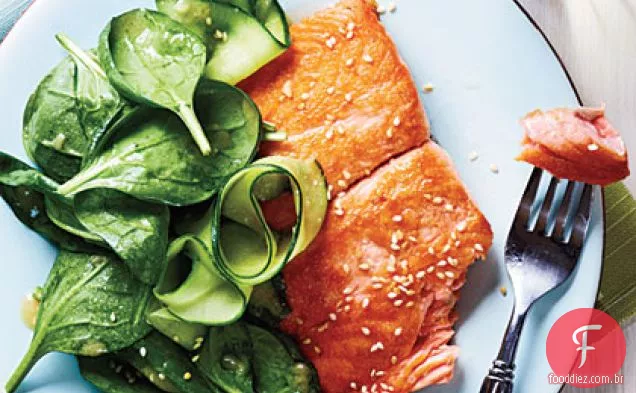 Salmão com salada de espinafre e vinagrete Miso