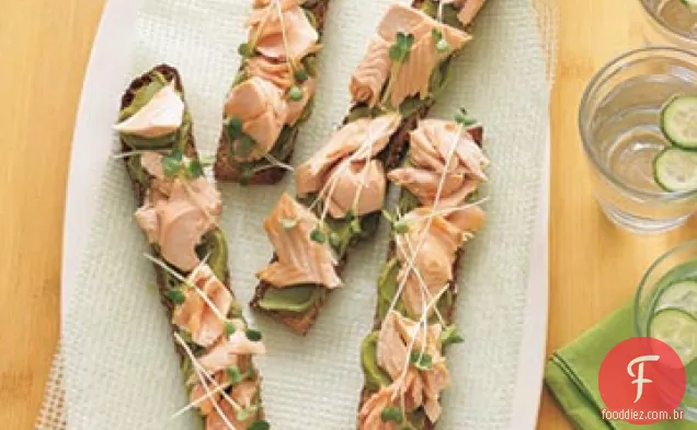 Sanduíches de salmão de rosto aberto com propagação de abacate-Wasabi
