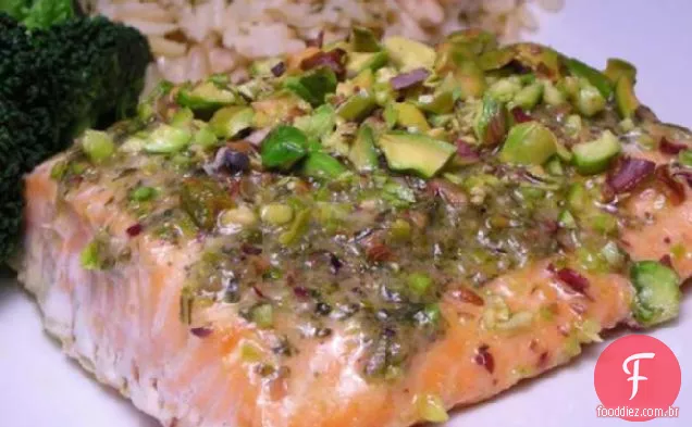 Filetes de salmão com Pesto e pistache