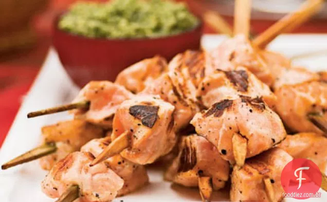 Espetos de salmão com pesto de limão e salsa