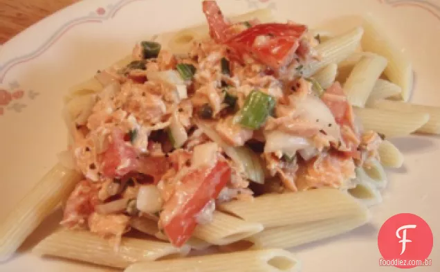 Salada de macarrão e salmão