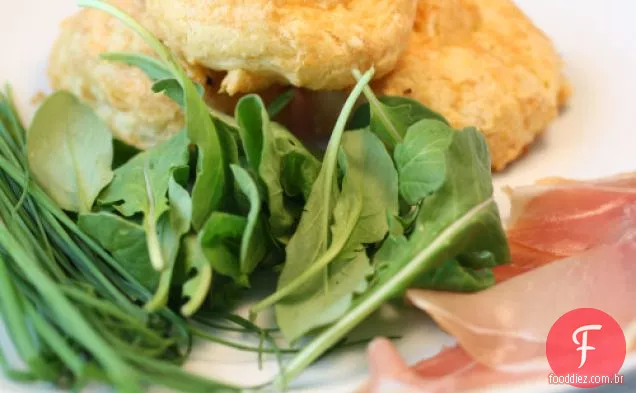 Francês em um Flash: parmesão e Gruyère Gougères com Jambon de Bayonne, rúcula e manteiga Dijon-Cebolinha