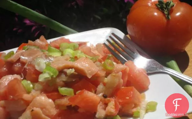 Salada de salmão salgado e tomate com cebola (também conhecida como salmão Lomi Lomi