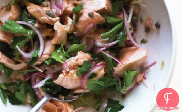 Salada de salmão com salsa e alcaparras