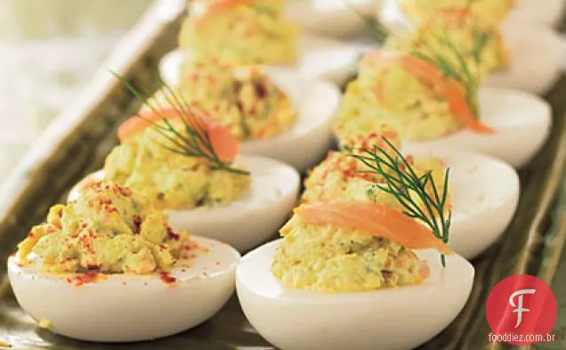 Ovos cozidos com salmão defumado e Cream Cheese