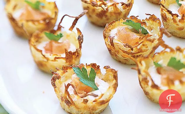 Ninhos de batata com creme azedo e salmão defumado