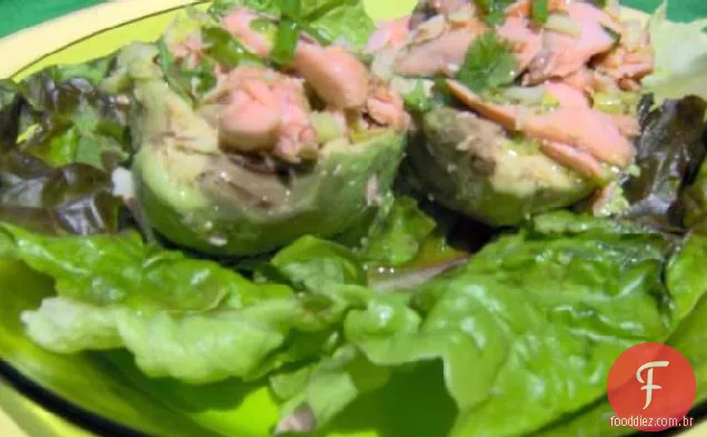 Salada de salmão na meia casca