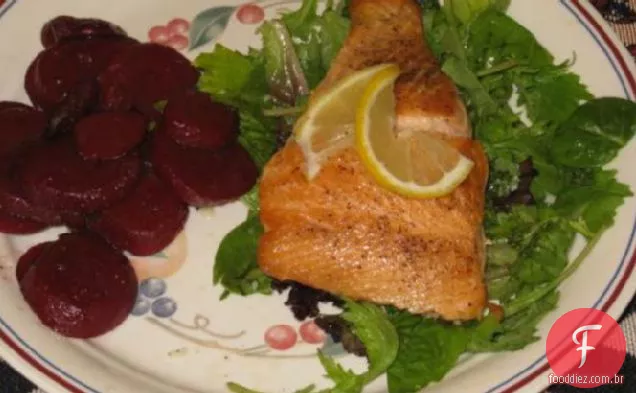 Salmão Crocante Com Salada De Ervas