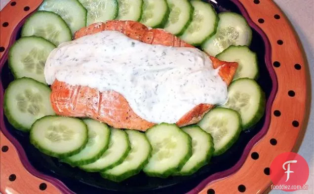 Salmão grelhado com cebolinha e molho de endro e pepino