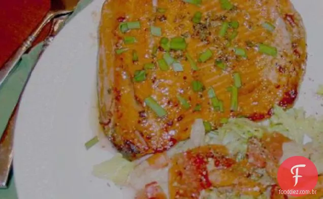 Salmão grelhado com mostarda-esmalte de melaço