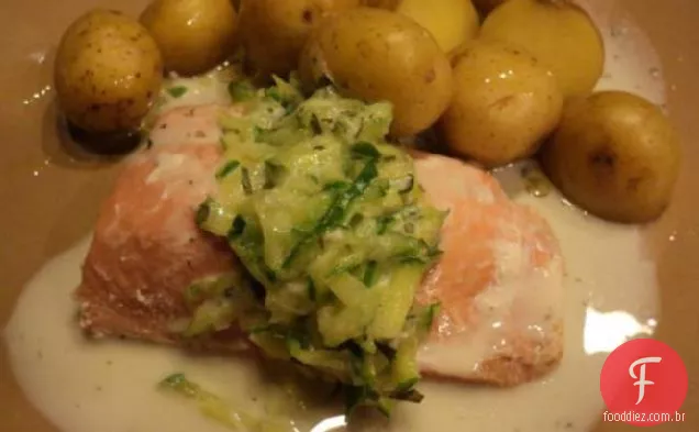 Salmão Escalfado Com Molho De Pepino