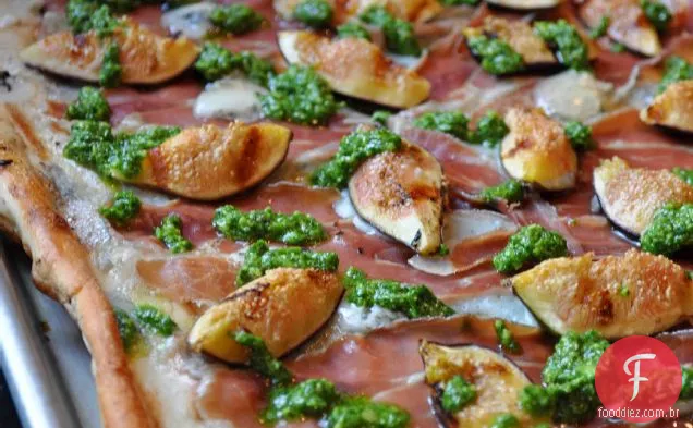 Pizza Grelhada Com Figos, Prosciutto, Gorgonzola E Rúcula Pesto