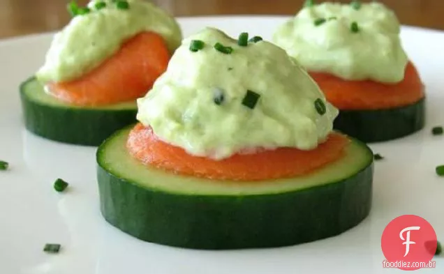 Fatias de pepino com salmão defumado e creme de abacate
