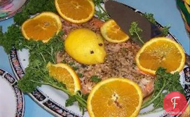 Salmão grelhado com uvas em uma cama de verduras