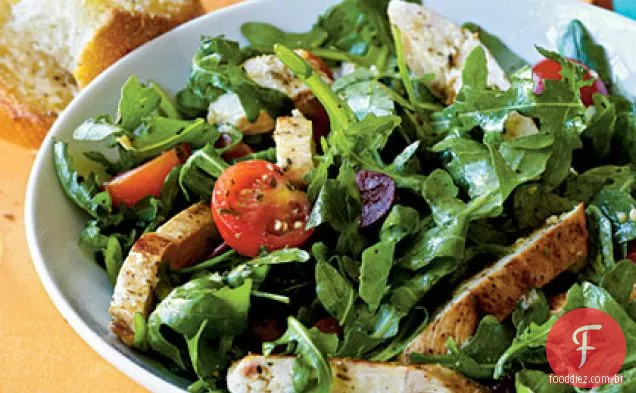 Rúcula herbada-salada de tomate com frango