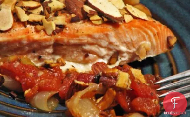 Salmão com amêndoas e molho de tomate e limão