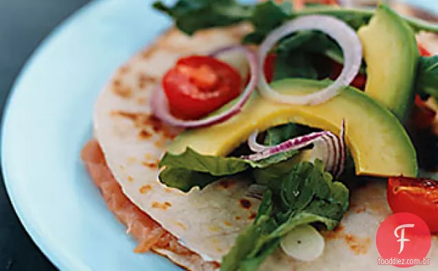 Quesadillas de salmão defumado com tomates quentes e rúcula