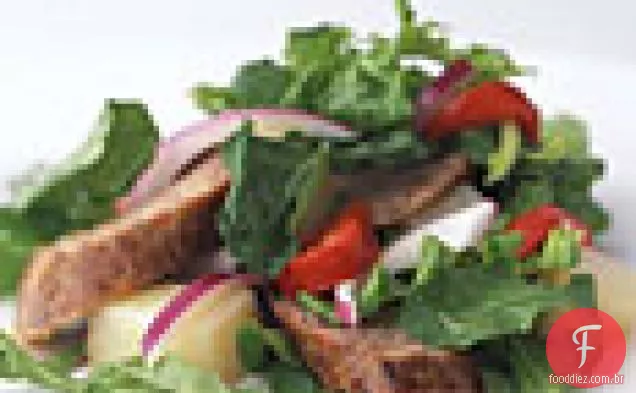 Batata, salsicha italiana e salada de rúcula