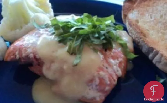 Salmão grelhado com manjericão e molho holandês