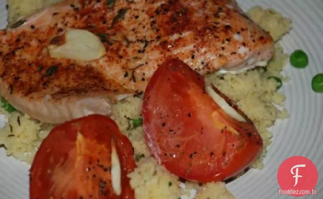 Garlicky grelhado salmão e tomate