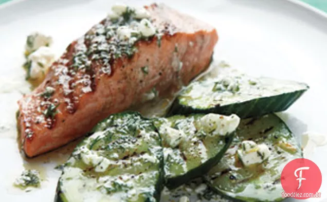 Salmão grelhado e pepinos