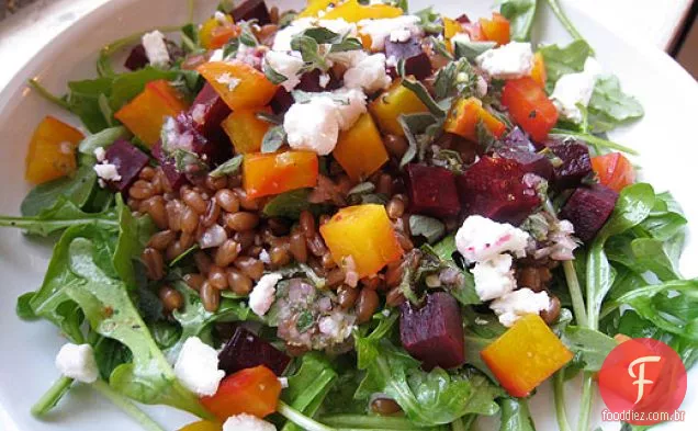 Salada De Beterraba Assada Com Bagas De Trigo, Rúcula E Queijo Feta