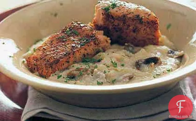 Salmão Grelhado Sobre Grãos De Parmesão