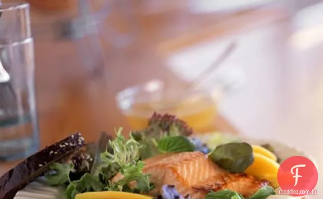 Salmão em verduras com molho de limão e gengibre