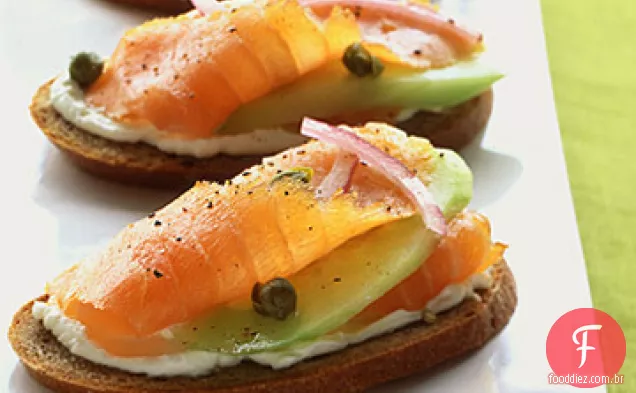 Torradas de centeio com salmão defumado, pepino e cebola roxa