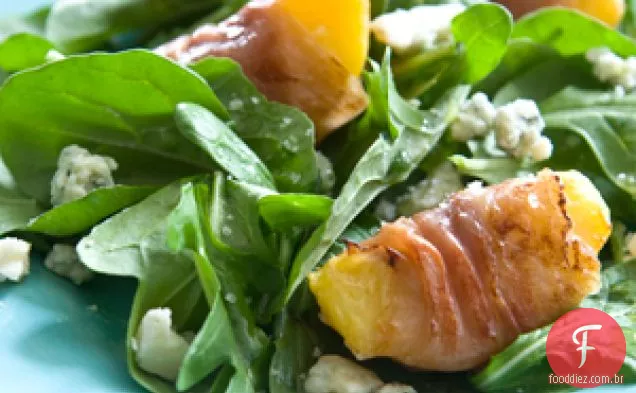 Salada De Rúcula Com Pêssegos E Queijo Azul