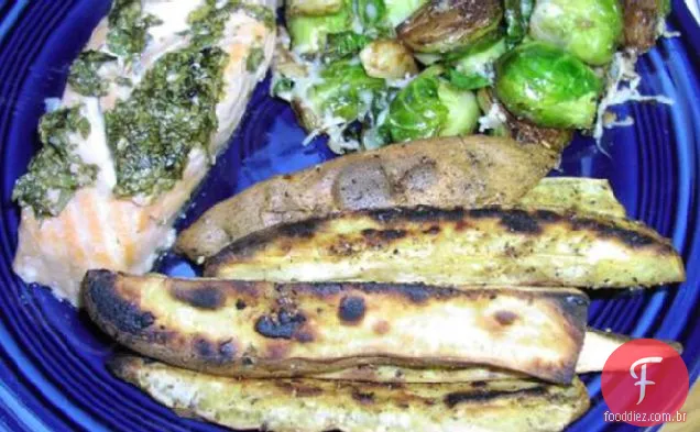 Salmão assado com coentro e limão