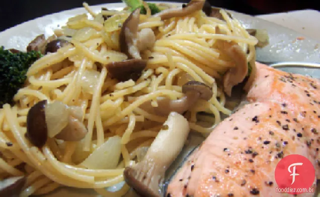 Salmão grelhado e espaguete