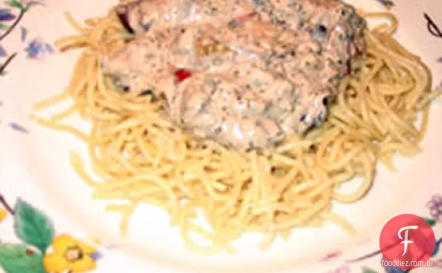Fettuccini de salmão com queijo azul e azeitonas