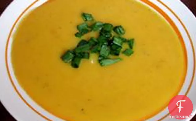 Sopa de batata com alho assado com salmão defumado