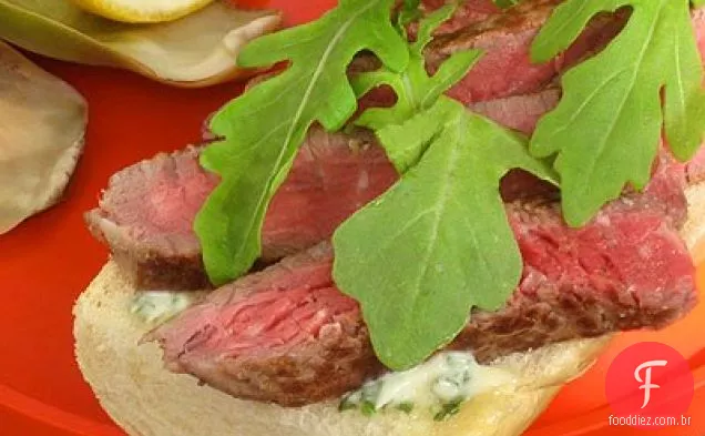Sanduíches De Lombo De Carne Com Maionese De Ervas E Rúcula